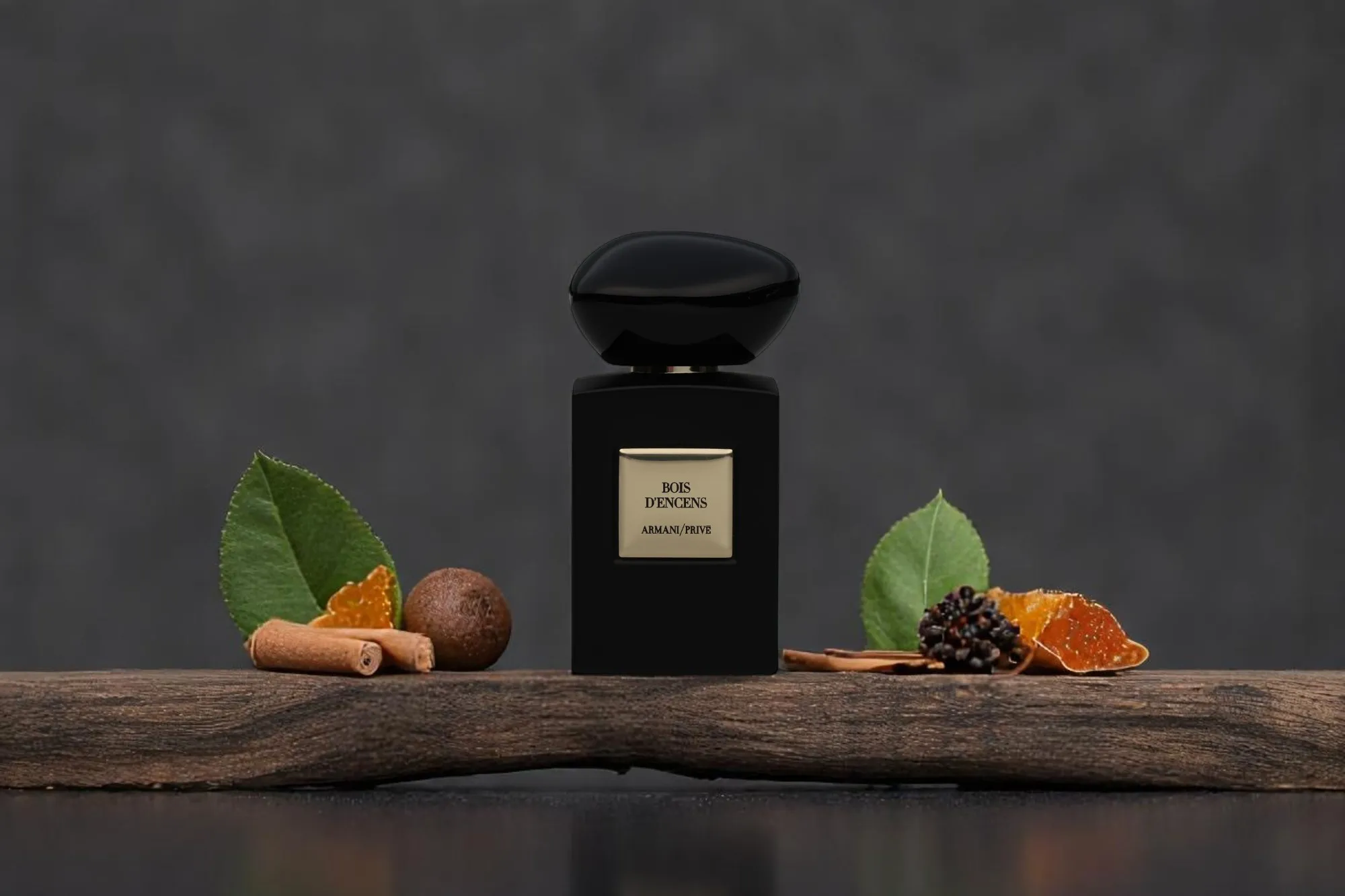 Et produktfoto af Armani/Prive-parfumen vises på en tematisk baggrund med duftingredienser.